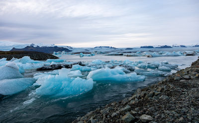 Icebergs trapped at the outlet