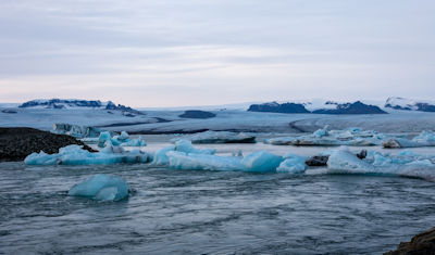 Icebergs trapped at the outlet