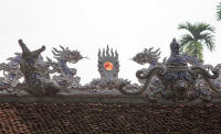 Ridge carving on top of Quán Thánh temple