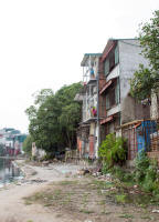 Run-down homes on the east bank of hồ Thanh Nhàn