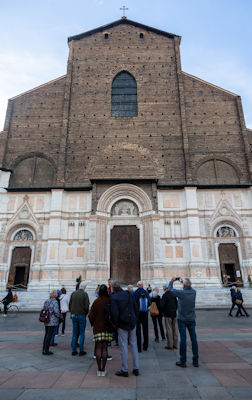 Tour group in front of the Basilica di San Petronio