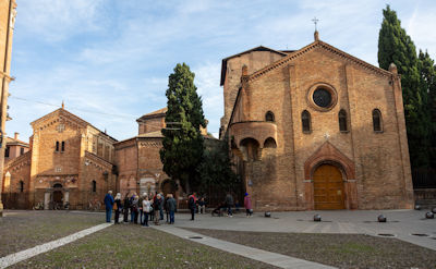 Tour group in Piazza San Stefano