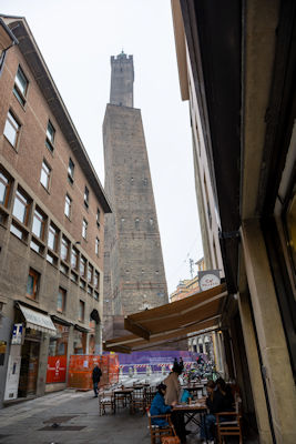 Torre Garisenda (front) and Torre degli Asinelli (behind)