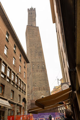 Torre Garisenda (front) and Torre degli Asinelli (behind)
