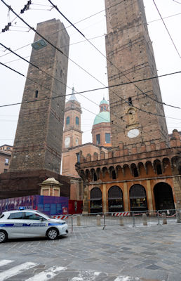 Torre Garisenda (left) and Torre degli Asinelli (right)
