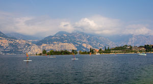 Wind surfers and Ile du Songe, approaching Val di Sogno
