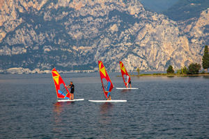 Wind surfers and Ile du Songe, approaching Val di Sogno