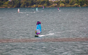 Wind surfers between Corno di Reamol and Riva