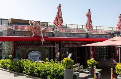 Sarayburnu restaurant on waterfront near İBB Sarayburnu Parkı