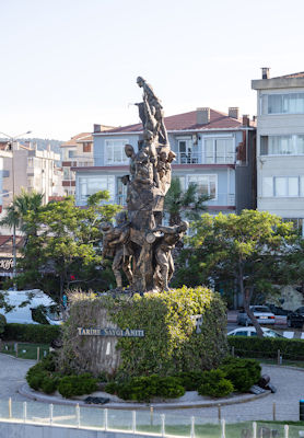Tarihe Saygı Anıtı (Respect for History Monument) at Eceabat
